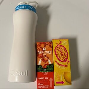 Cirkul bottle- never used- comes with two flavors